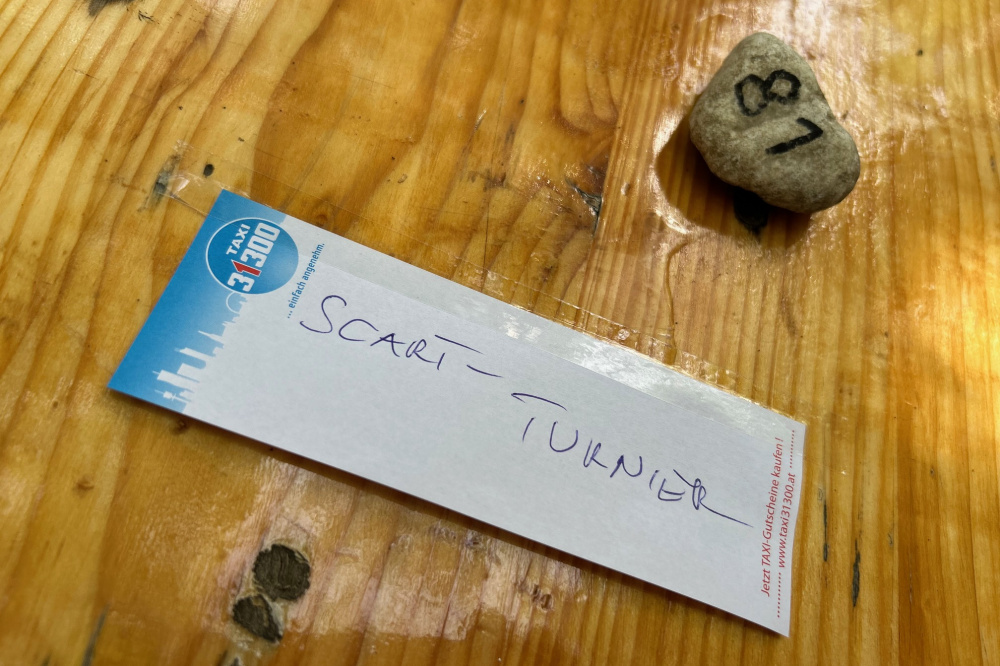 Achtzehn mit Achterl 
im Buschenschank Grausenburger