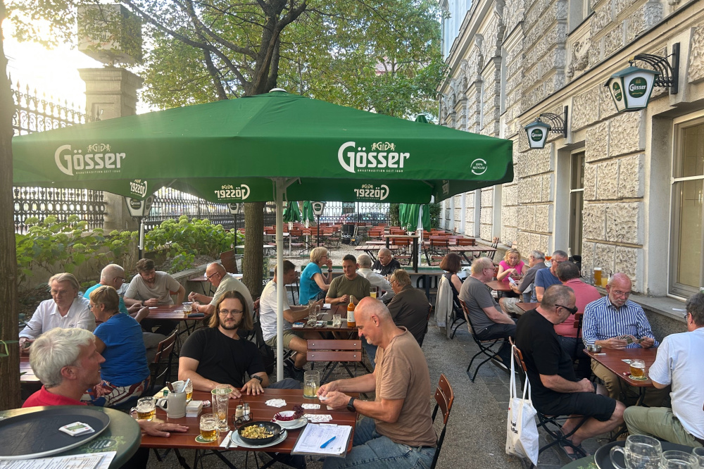 Gastlichkeit trifft Spielkultur: 
Monatgs und freitags Skat im Gösser Bräu.